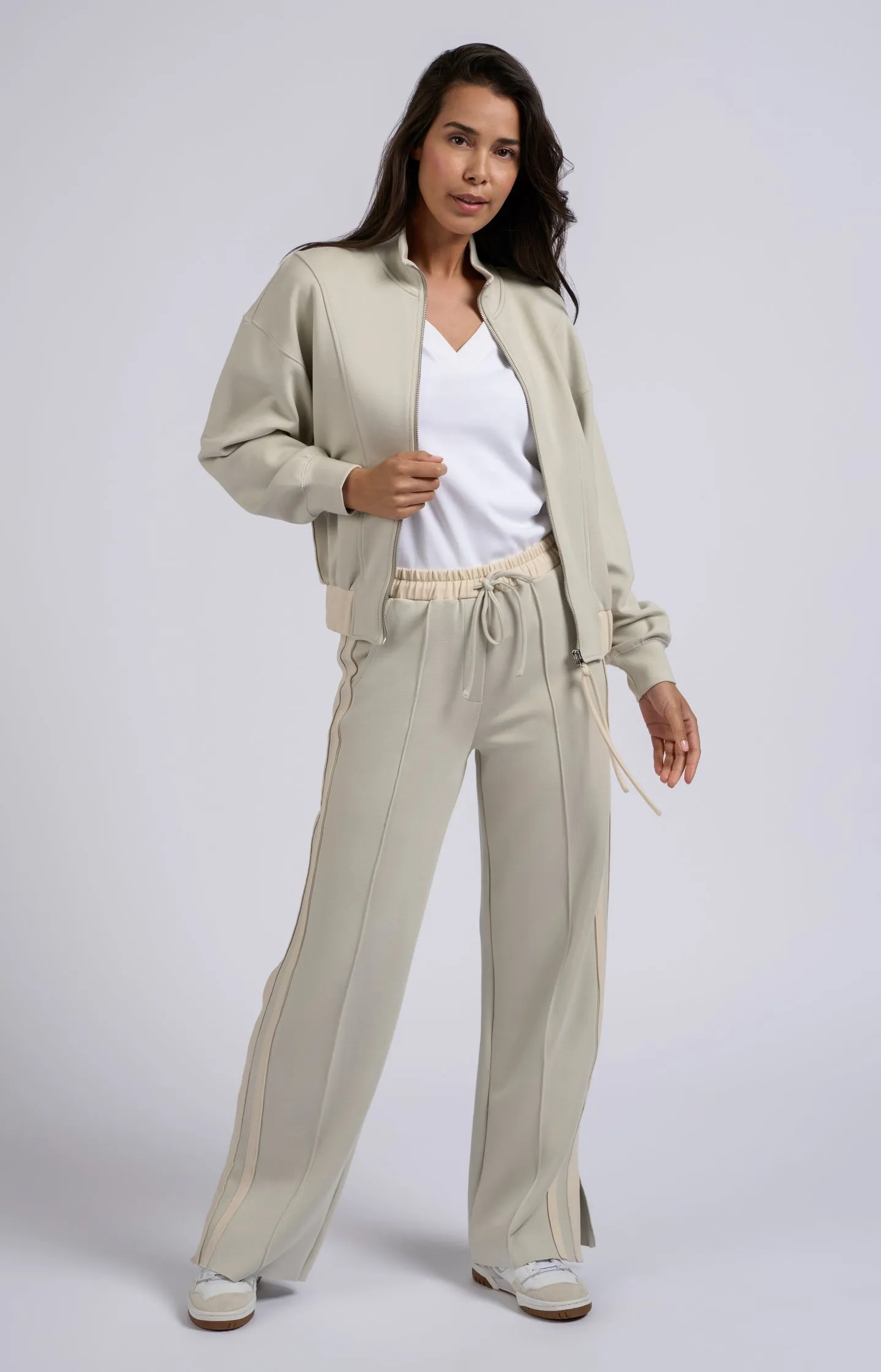 Beige cardigan with long sleeves, zipper and string collar
