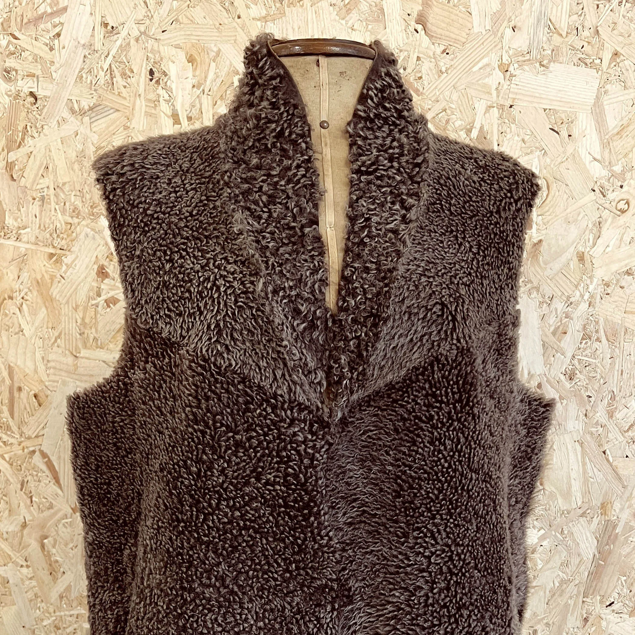 YELEK REVERSIBLE GILET / CURLY BROWN