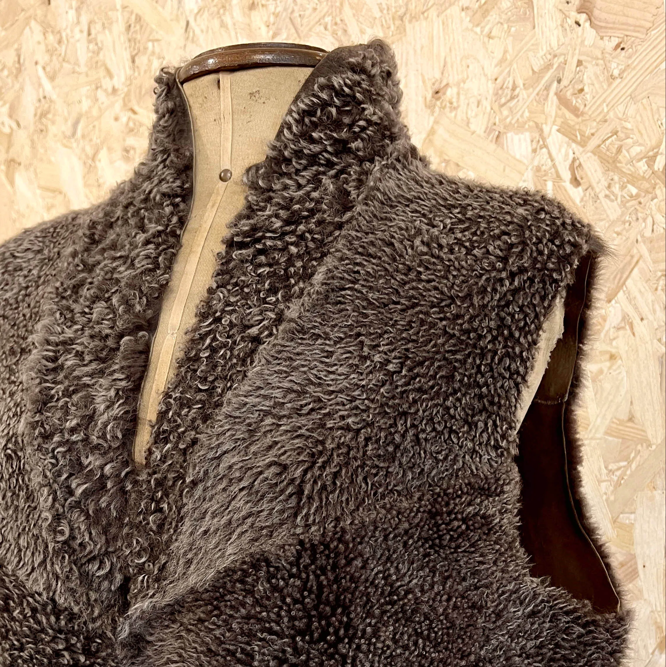 YELEK REVERSIBLE GILET / CURLY BROWN